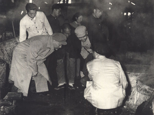 刘少奇同志视察大安盐厂鸿钧井