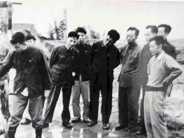 胡耀邦视察邓关盐厂和张化厂