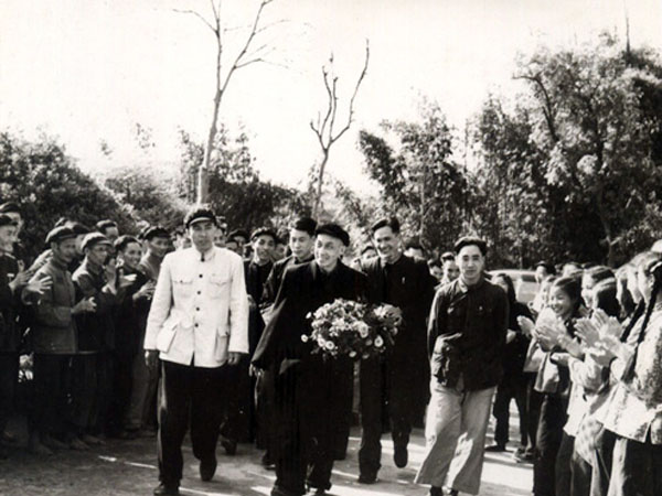 吴玉章同志视察