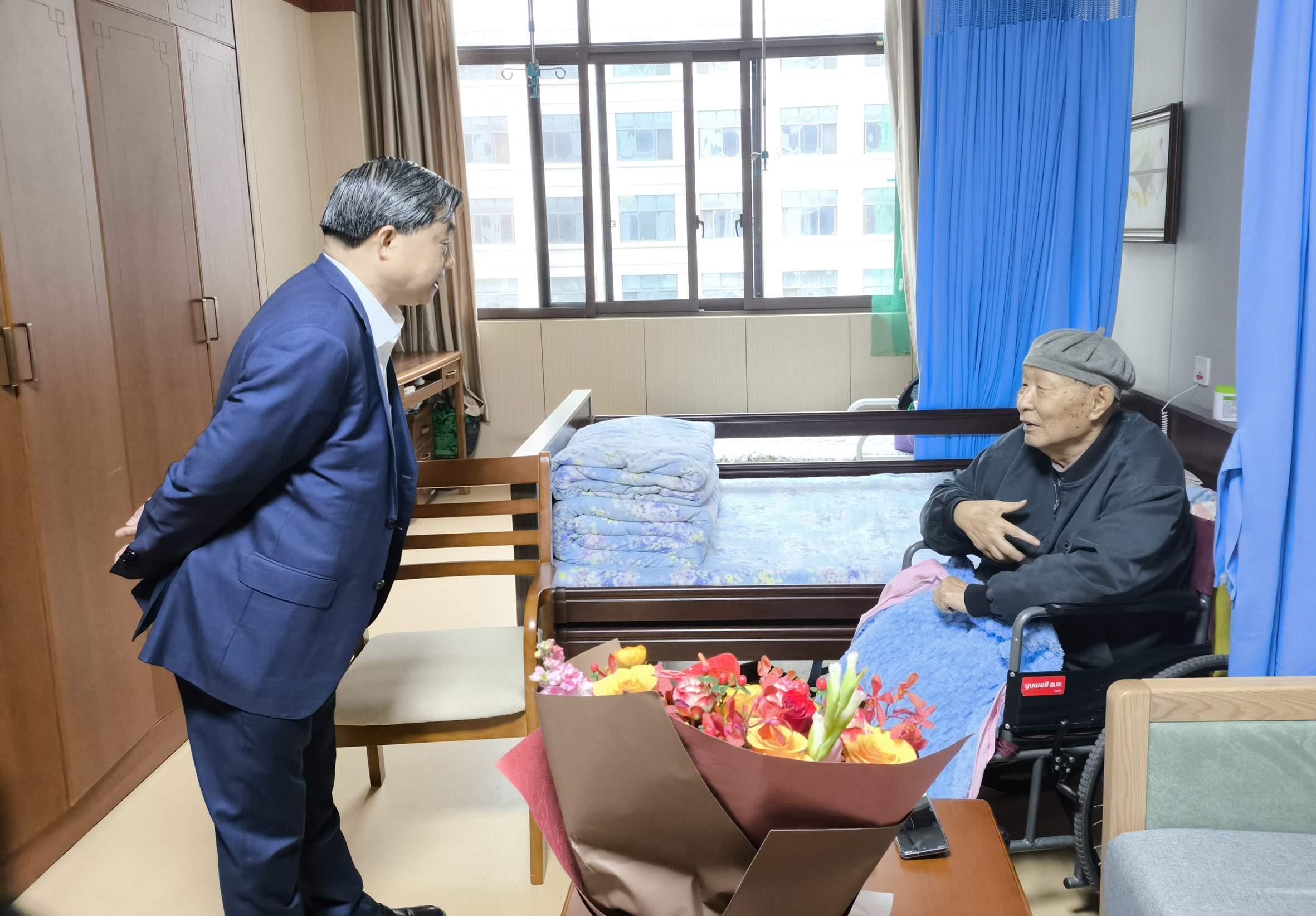 集团董事长傅刚义重阳节登门慰问离休老干